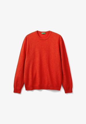 Leuchtend roter Rundhals-Pullover mit langen Ärmeln, gerippten Bündchen und Saum, flach auf einem weißen Hintergrund präsentiert.