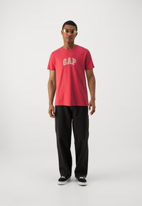GAP NEW ARCH - T-shirts print - weathered red