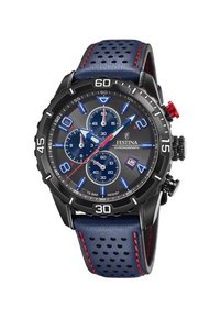 Montre chronographe avec lunette noire, bracelet en cuir perforé bleu marine, accents bleu et rouge, et trois sous-cadrans sur un cadran gris foncé.