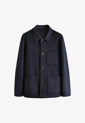 Granatowa wełniana kurtka z kołnierzem, z przodu zapinana na guziki, z dwoma naszytymi kieszeniami z przodu dla dodatkowej funkcjonalności.