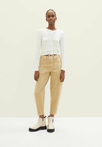 TOM TAILOR DENIM BARREL MOM - Jeans Straight Leg - brown rice
