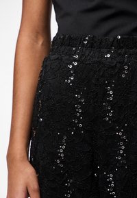 Pieces PCROXY   - Trousers - black