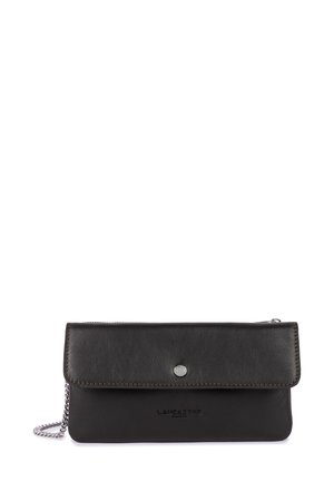 Clutch in pelle nera con chiusura a scatto magnetico, tracolla in catena e logo in rilievo "LANCASTER PARIS". Texture liscia e design elegante.