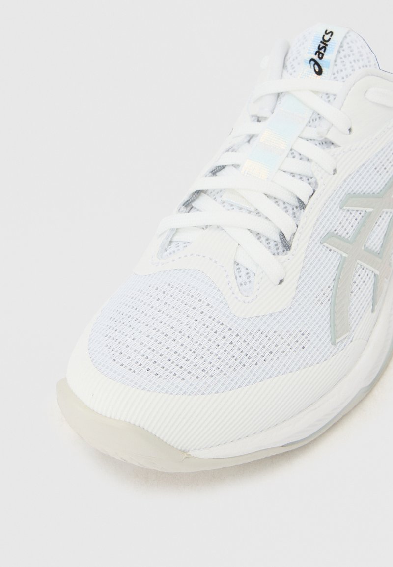 Gros plan sur une chaussure de course Asics blanche avec une mesh respirante, des lacets blancs et un logo de la marque argenté sur le côté.