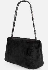 Schwarze Handtasche aus Kunstfell in rechteckiger Form, ausgestattet mit einem geflochtenen Kettenriemen und einer weichen, strukturierten Oberfläche.