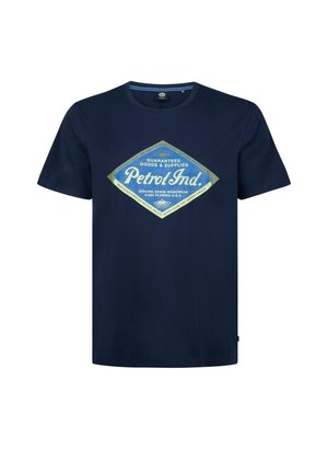 Marineblauwe katoenen t-shirt met ronde hals. Beschikt over een diamanten grafisch ontwerp in lichtblauw en geel met de tekst "Petrol Ind."