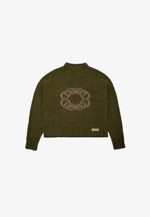 Jersey de color verde oliva con cuello y puños de canalé, que presenta un ligero patrón circular en el centro y una pequeña etiqueta beige cerca del dobladillo.