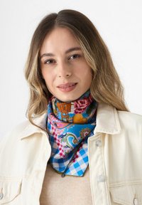 Zijden sjaal met een levendig blauw en roze paisleypatroon, aangevuld met bloemontwerpen en een geruit rand. Draagt om de nek.