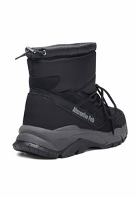 Botas de senderismo negras con parte superior de tela texturizada, soporte reforzado en el tobillo, cordones y una suela de goma duradera con una etiqueta de acento gris.