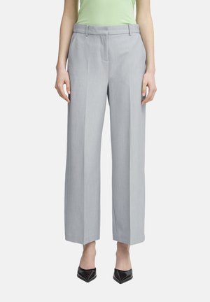 Ljust grå vida byxor i en slät tygkvalitet, med rak framdel, bältesslingor och pressade veck, som bärs med svarta klackar.