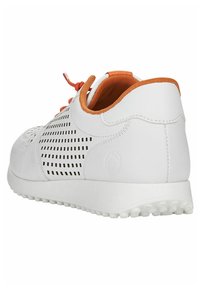 Baskets blanches avec un design perforé, accents orange sur la languette et l'intérieur, semelle en caoutchouc avec de petits picots pour l'adhérence.