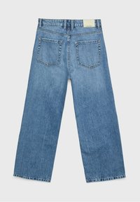 Jeans de pierna recta en azul claro, hechos de mezclilla, con una cintura alta, cinco bolsillos y un acabado limpio. La vista trasera muestra dos bolsillos traseros.