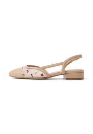Beige slingback met lage hak, puntige neus en zijpaneel van mesh, geborduurd met kleine roze en witte bloemen.