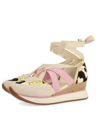 Ballerine in suede e tessuto con tacco decorato, fasce incrociate rosa e suola sagomata. Presentano dettagli gialli e una zeppa intrecciata.