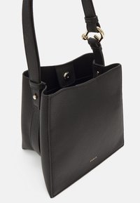 Zwarte leren tote bag met een gestructureerd oppervlak, bovenhandvatten en een goudkleurige drukknoopsluiting. Heeft een minimalistisch ontwerp en een binnenzak.