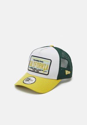 Gorra de camionero con una parte frontal blanca, lados de malla verdes y visera amarilla. Presenta una insignia de "California" con bordado. Cierre ajustable tipo snapback.