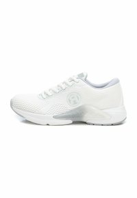 Zapatilla deportiva blanca con parte superior de malla, cierre con cordones, cuello acolchado, detalle de logo y suela de goma texturizada para agarre y soporte.