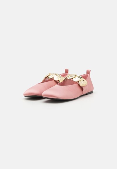 Zapatos planos rosas con punta afilada, de suave material satinado y una banda decorativa dorada en la parte frontal. Suela de goma para mayor agarre.