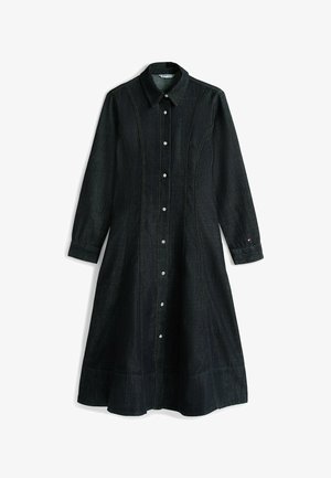 Vestido midi de mezclilla oscura de manga larga con cuello, botones plateados en la parte delantera, costuras entalladas y mangas con puños.