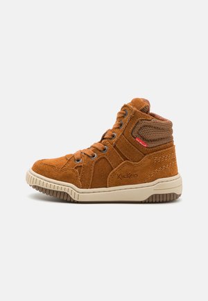 Baskets montantes en suede marron avec des accents en maille texturée, bout rond, devant à lacets et semelle en caoutchouc crème. Logo Kickers affiché sur le côté.