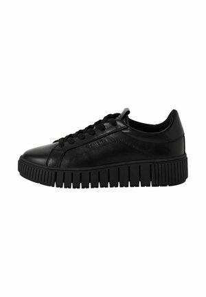 Sneaker in pelle nera con suola in gomma spessa e rigata e design con lacci. Presenta una texture liscia e una decorazione minimale sul lato.