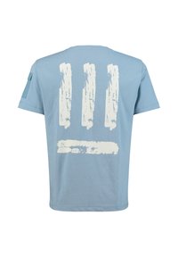 Helles blaues T-Shirt mit drei vertikalen und einem horizontalen weißen, abgenutzten Pinselstrichdesign auf dem Rücken sowie einer kleinen Tasche am linken Ärmel.