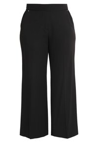 Pantalon noir à jambes larges en tissu lisse, avec une taille plate, des poches typiques et des accents métalliques subtils.