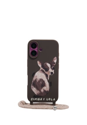 Ciemna etui na telefon z namalowaną ilustracją małego psa, podwójnym aparatem i dołączonym beżowym plecionym paskiem, z marką "Bimba y Lola" na dole.