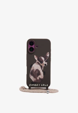 Ciemna etui na telefon z namalowaną ilustracją małego psa, podwójnym aparatem i dołączonym beżowym plecionym paskiem, z marką "Bimba y Lola" na dole.
