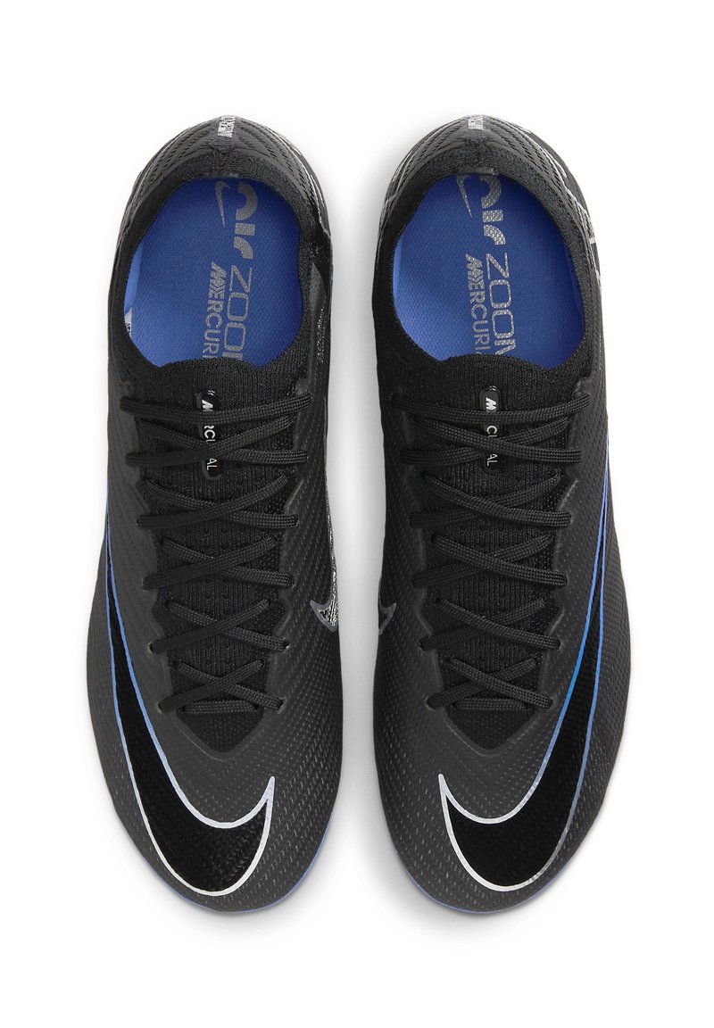 Un paio di scarpini da calcio Nike Zoom Mercurial neri con solette blu, lacci neri e grandi swooshes bianchi e neri di Nike sulla parte superiore.