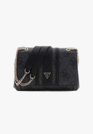 Sort Guess skuldertaske med guld kæderem, tekstureret logomønster og trekantet metalemblem med Guess USA på frontklappen.