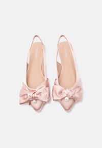 Ροζ σατέν παπούτσια slingback με μυτερή μύτη, μεγάλο φιόγκο και διακοσμητική πέρλα. Μαλακή υφή και κομψός σχεδιασμός.