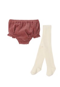 Ribbelige, staubrosa Babybloomer kombiniert mit schlichten, cremefarbenen Babystrumpfhosen auf einem weißen Hintergrund.