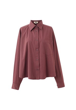 Overhemd met lange mouwen en knoopsluiting in gedempte bordeauxkleur met een puntige kraag en een enkele borstzak op een witte achtergrond.