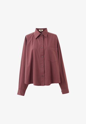 Overhemd met lange mouwen en knoopsluiting in gedempte bordeauxkleur met een puntige kraag en een enkele borstzak op een witte achtergrond.