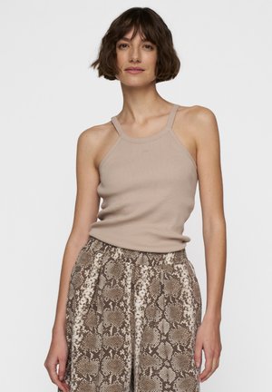 Beige geripptes Tanktop mit dünnen Trägern, kombiniert mit braunen und cremefarbenen weit geschnittenen Hosen im Schlangenmuster mit elastischem Taillenbund.