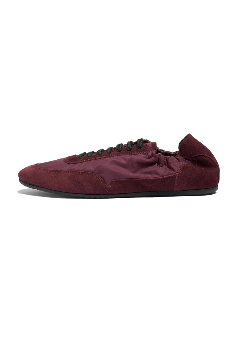 Baskets bordeaux à profil bas avec lacets noirs, tige en nylon et daim, talon élastiqué et fine semelle noire, vues de côté.