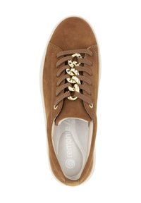 Sneaker in suede marrone con accento in catena dorata sui lacci, collo imbottito e suola in gomma bianca. Presenta un'intersuola imbottita con logo.