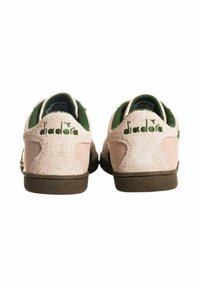 Sneaker in suede rosa con logo e dettagli verdi, punta rotonda, design con lacci e suola in gomma testurizzata.