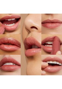 Nude szminka prezentowana na różnych ustach, podkreślająca delikatne matowe i błyszczące wykończenia, w odcieniach od jasnoróżowego do średniego różowego.