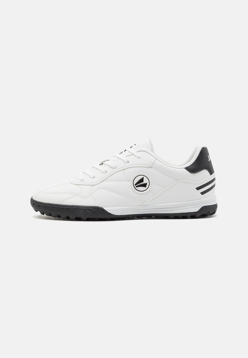 Baskets de sport blanches avec une tige en cuir lisse, des accents noirs, une semelle texturée et un logo rond sur le côté. Présente un laçage étroit.