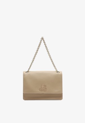Bolso de cuero beige con textura suave, diseño de solapa plegada y detalle de monograma. Cuenta con una correa de cadena plateada.