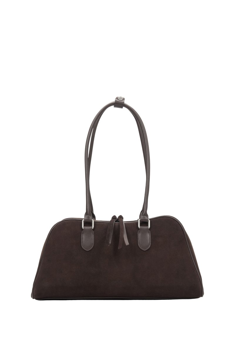 Sac à main en daim marron avec deux longues bandoulières, forme arrondie, détails en cuir et un nœud au centre. Texture lisse et design minimaliste.