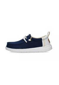 Scarpa in tessuto blu navy con suola in gomma bianca, design con lacci e pannello superiore a contrasto. Presenta un piccolo dettaglio in beige e una punta strutturata.