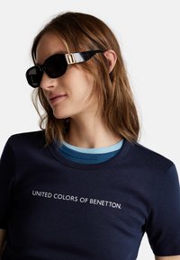 United Colors of Benetton WITH GLITTER PRINT LOGO - Triko s potiskem - blue