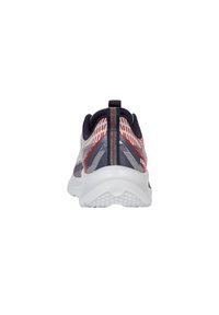 Sportsneaker mit weißer Sohle, Obermaterial aus Mesh in Grau, Marineblau, Rot und Schwarz, mit diagonalen Streifen und einem Zuglasche am Fersenbereich.