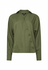 Blouse enveloppante olive avec manches longues, décolleté en V et accents de boutons sur le côté. Texture lisse, coupe décontractée et tissu léger.