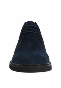Chaussures à lacets en daim bleu marine avec un bout arrondi et une semelle en caoutchouc noir, présentant des coutures discrètes et une texture lisse.