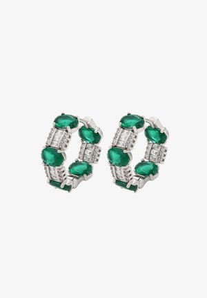 Smaragdgrüne Kunststeine in silberfarbenen Metallohrringen, die abwechselnd klare und grüne Steine in einem verbundenen Design zeigen.