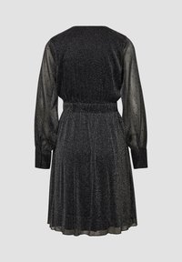 Zwarte jurk met doorschijnende lange mouwen, elastische taille en een losse fit. Glanzende stof zorgt voor een textuurachtig uiterlijk.